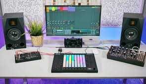 O Akai APC64  controlador MIDI e sequenciador interno de 8 pistas etc.