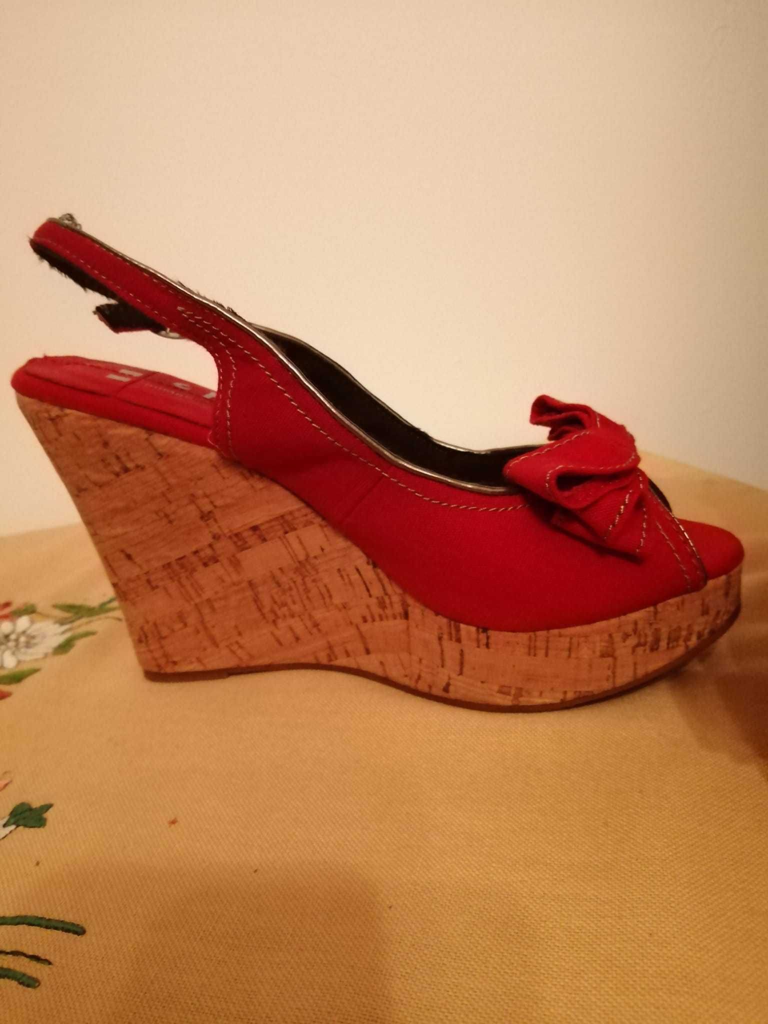 Sapatos vermelho com salto cortiça