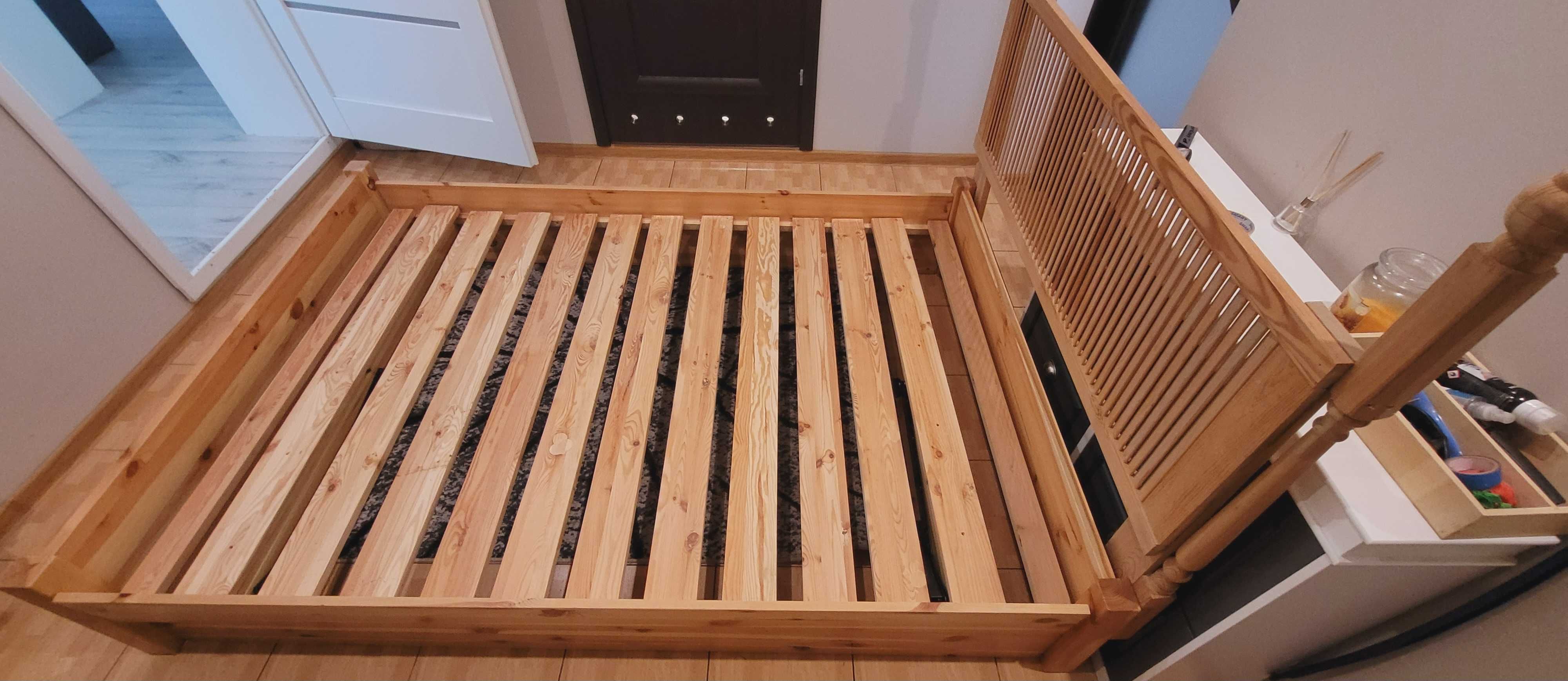 Łóżko sypialniane drewniane z pojemnikiem na pościel 140x 200. Materac