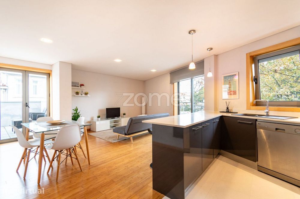 Apartamento T1 Mobilado c/ Terraço, Varanda e Garagem - Paranhos.