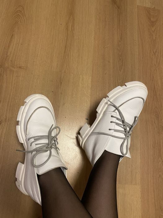 Продам ботинки лоферы белые