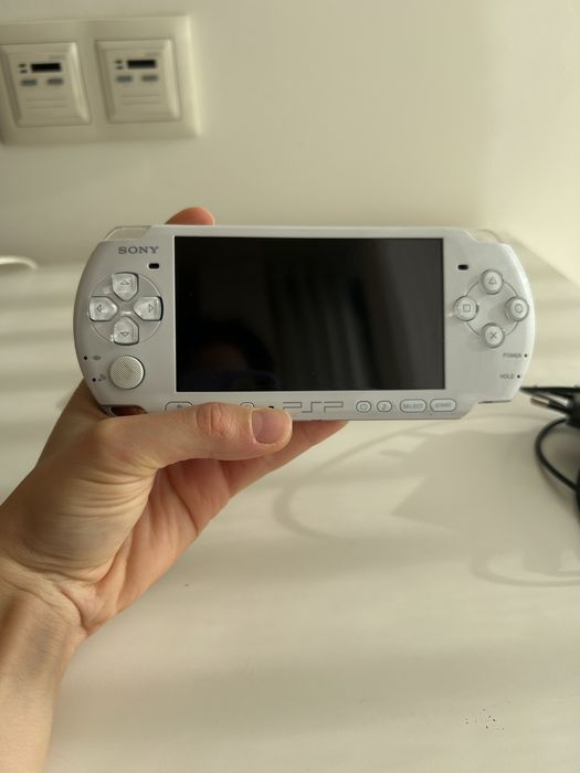 PSP branca brilhante com jogo