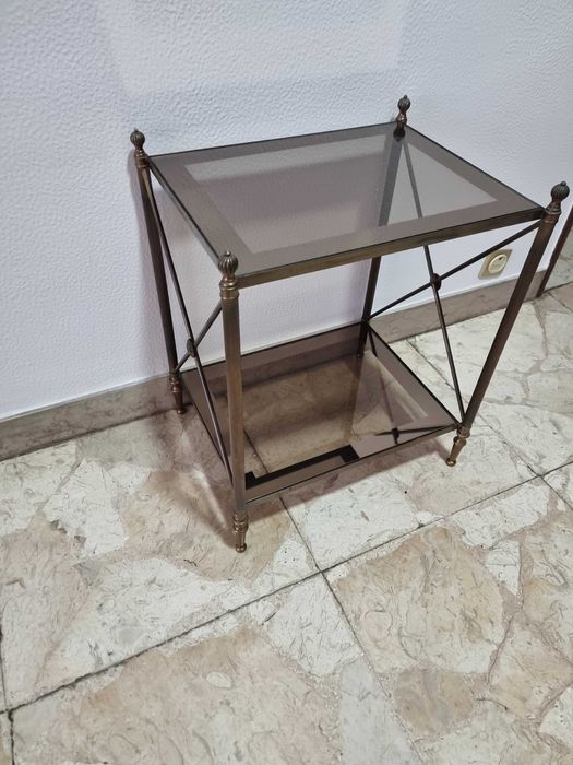 Mesa de Apoio em Vidro Fumado e Estrutura em Metal – Estilo Clássico