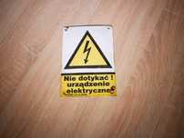Tablica ostrzegawcze z PRl. Nie dotykać urządzenie elektryczne