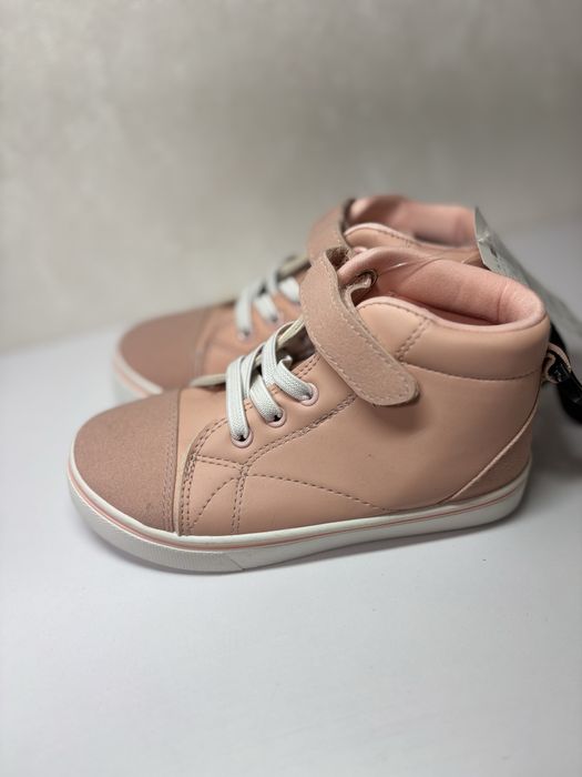 Продам взуття на дівчинку