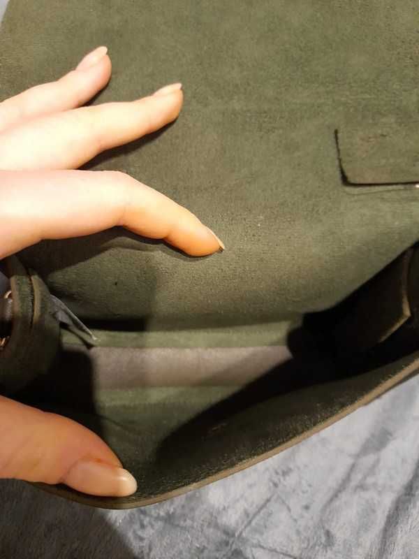 Torebka w kolorze khaki z łańcuchem