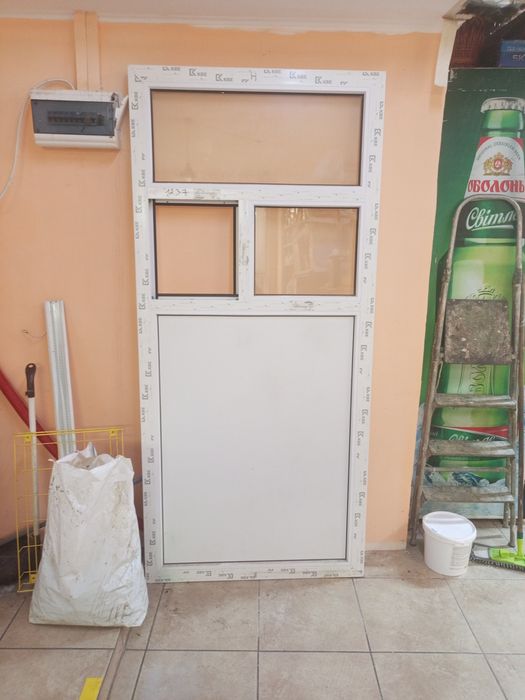 Металлопластиковая дверь с окошком для торговли