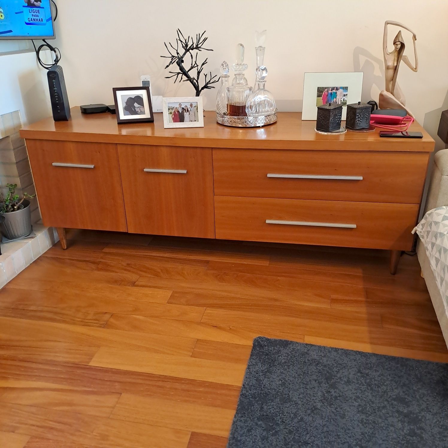 Movel aparador de sala cor ceregeira  bom estado