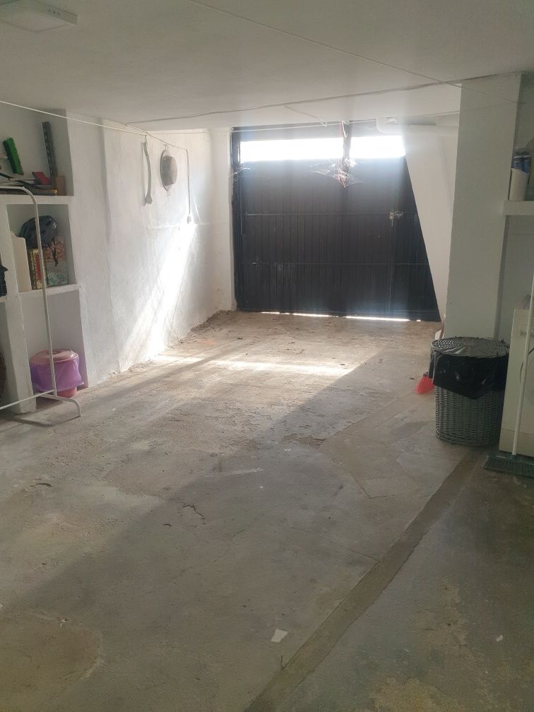 Vende se moradia com garagem