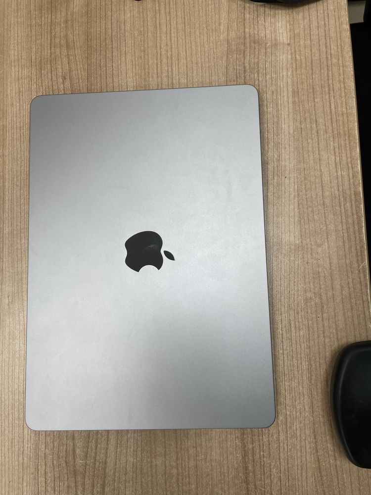 Apple Macbook M3 2024