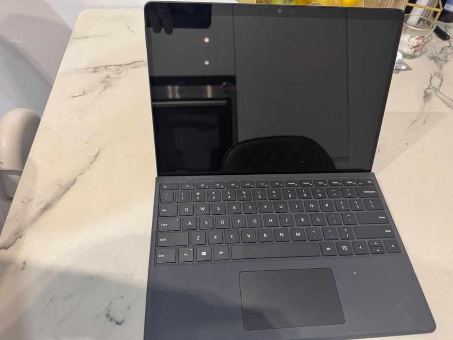 Microsoft Surface Pro 8 ( core i5) + klawiatura. 
 Mocny , Dotykowy.