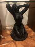 Mesa em vidro com uma boneca em louça