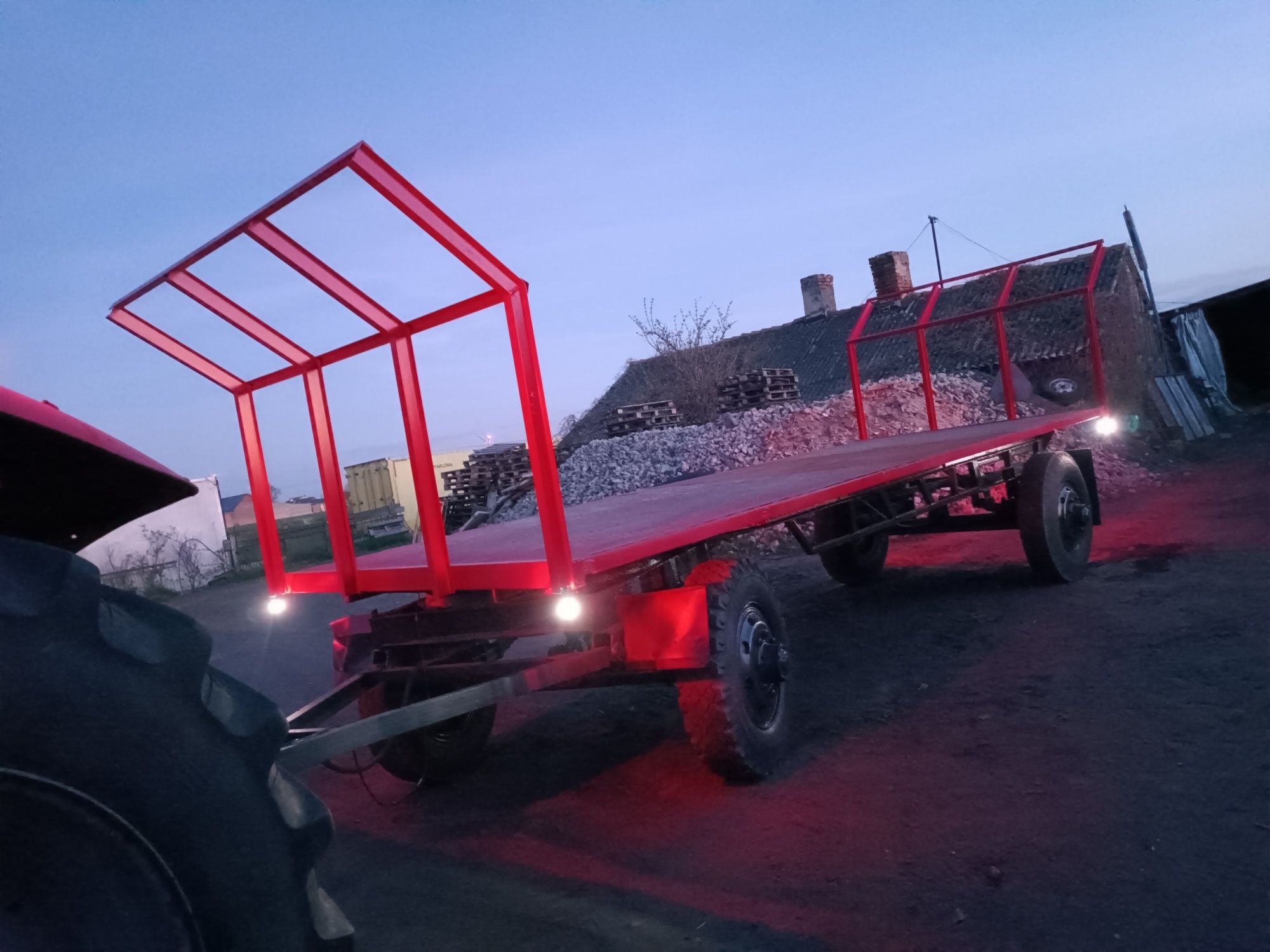 Przyczepa do bel słomy siana