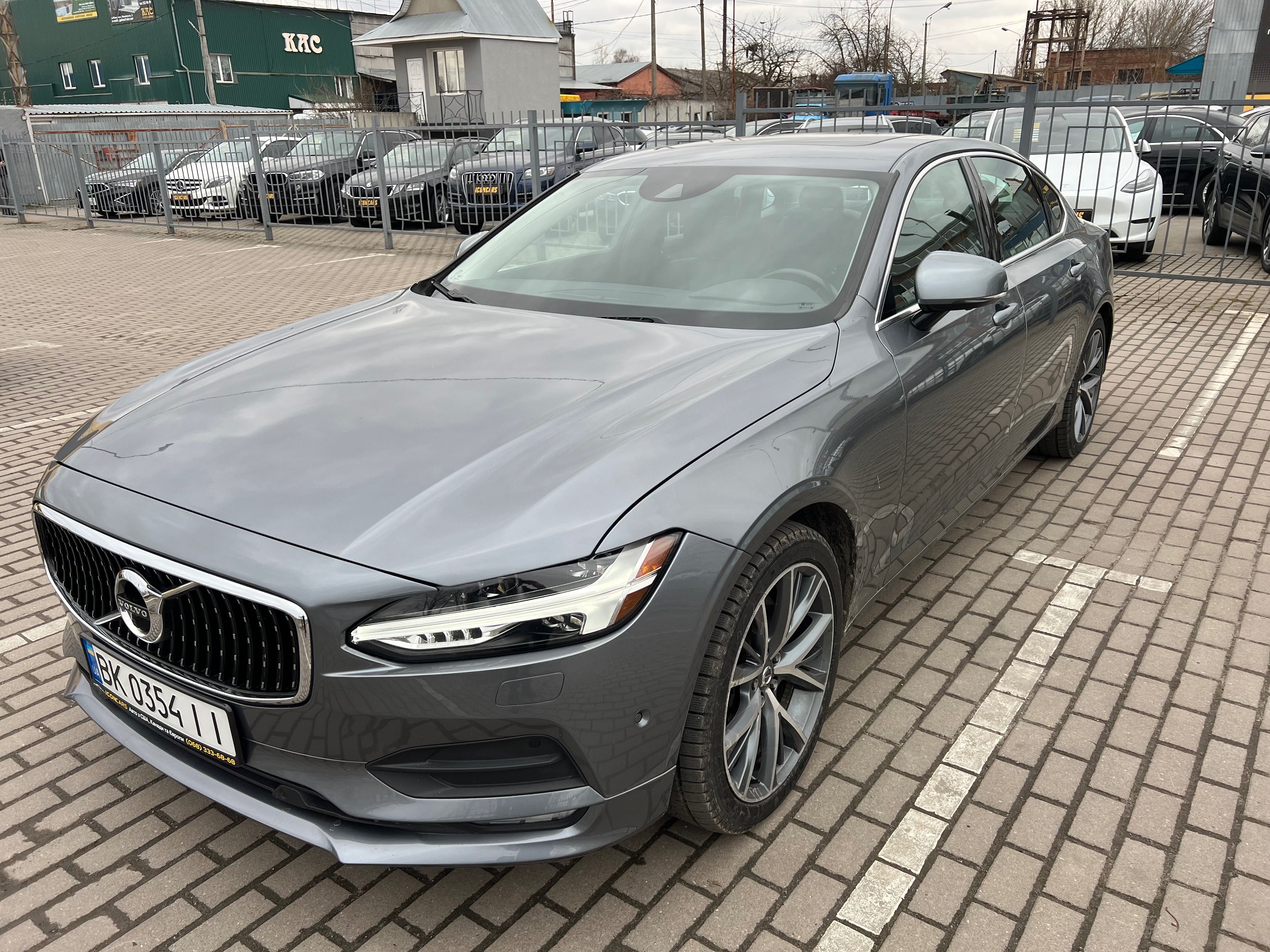 Volvo S90 Momentum Pro