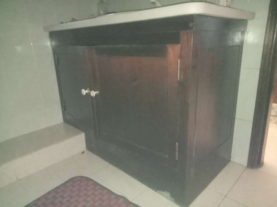 Móvel em mogno de casa de banho e pedra mármore