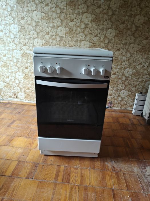 Продаю електричну плиту Zanussi ZCE9550G1W (б/в)

Проста та надійна ел