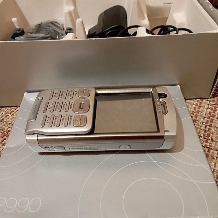 Новый в коробке мобильный телефон Sony Ericsson P990i