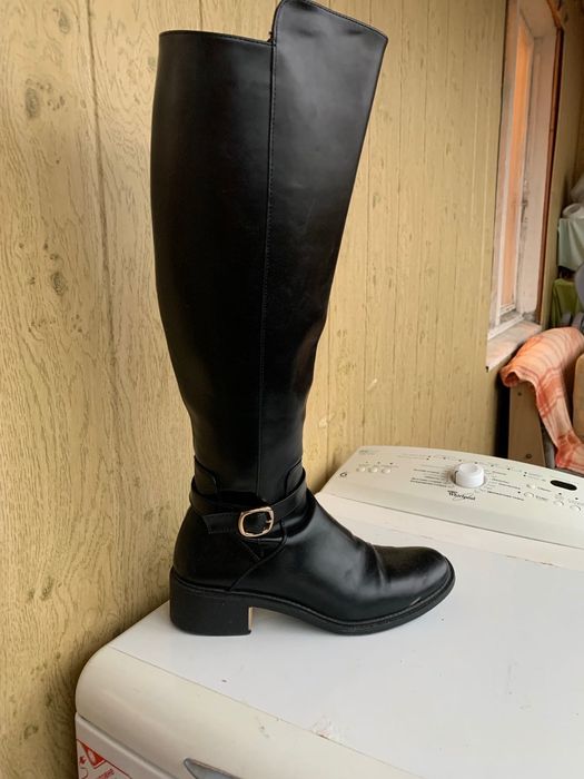 Черные сапоги кожаные на каблуке 39