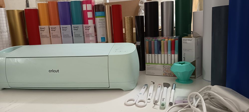 Cricut Explore 3 com diversos acessórios