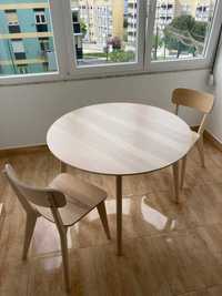 Mesa de jantar e cadeiras. IKEA