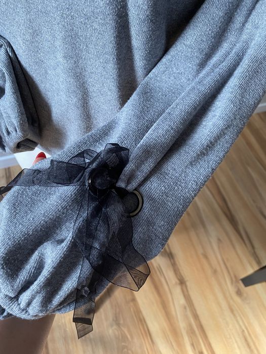 Sweter z efektowna tasiemka