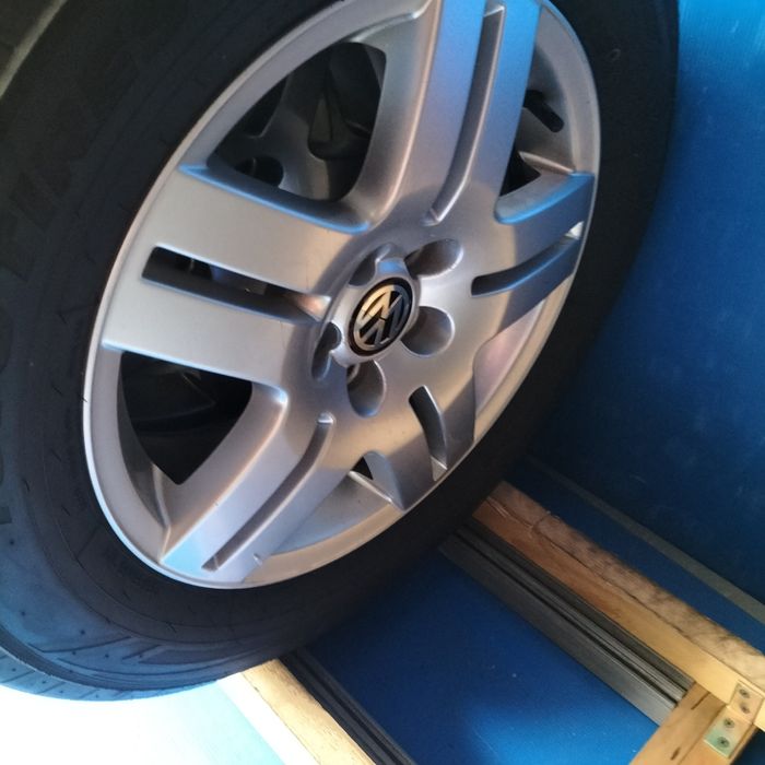 Komplet felg aluminiowych z oponami letnimi do VW Golfa 4