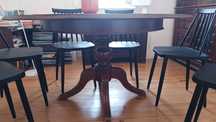 Mesa de sala oval, com pé trabalhado em madeira maciça