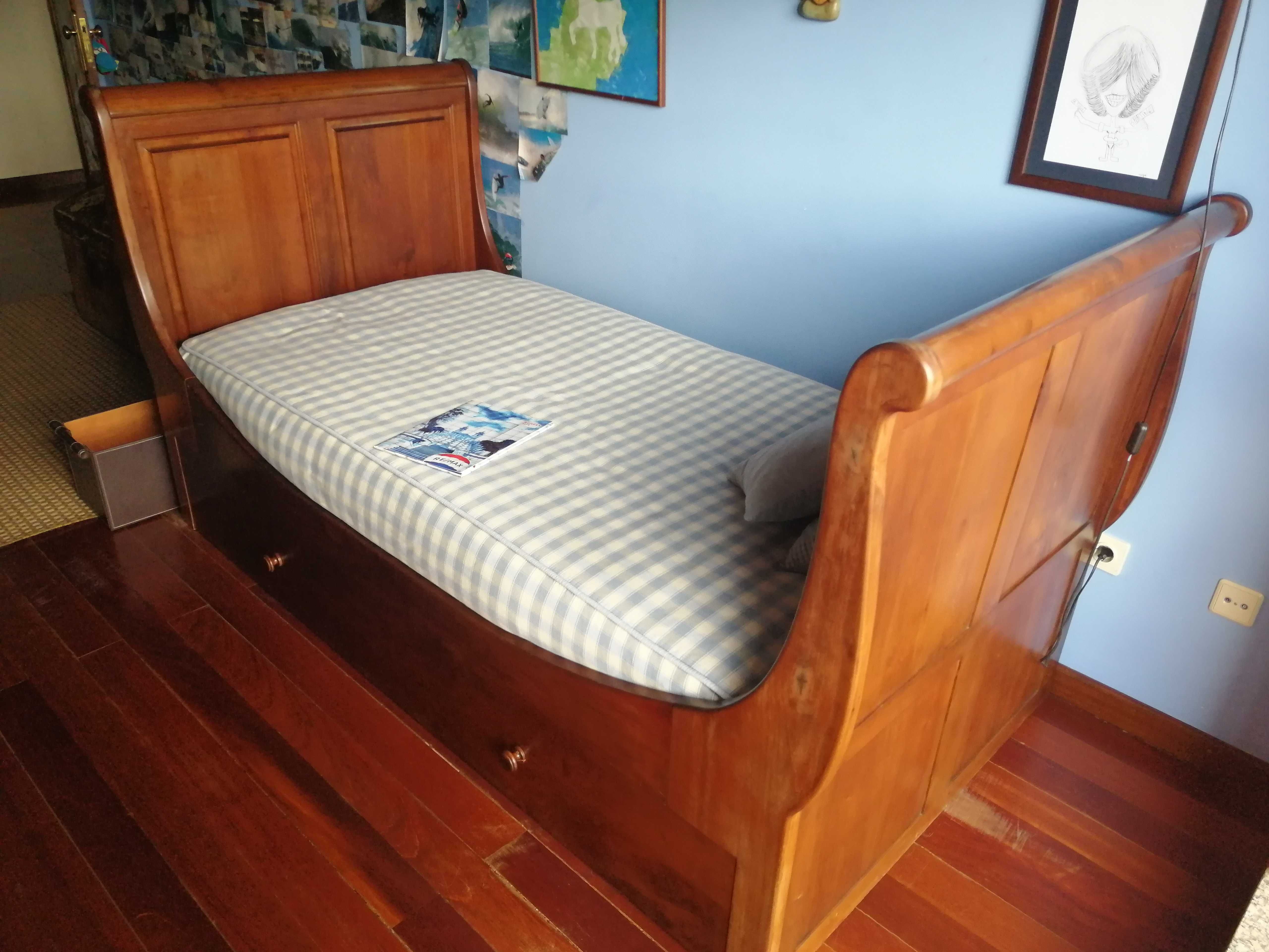 Conjunto de quarto em madeira de cerejeira