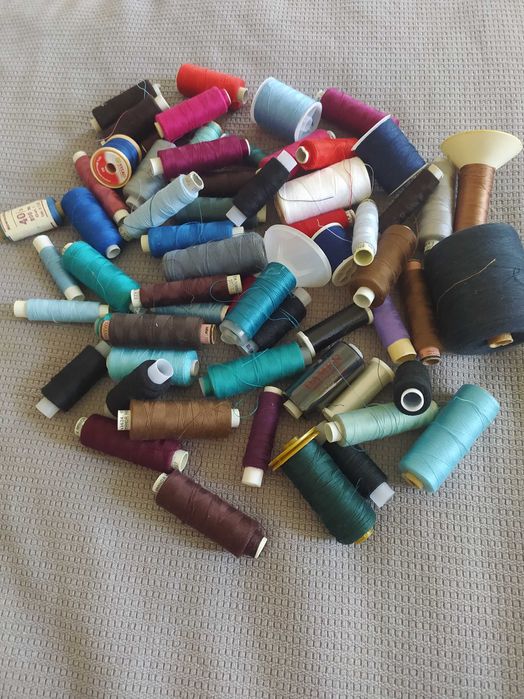 Nici do szycia, ciemne kolory