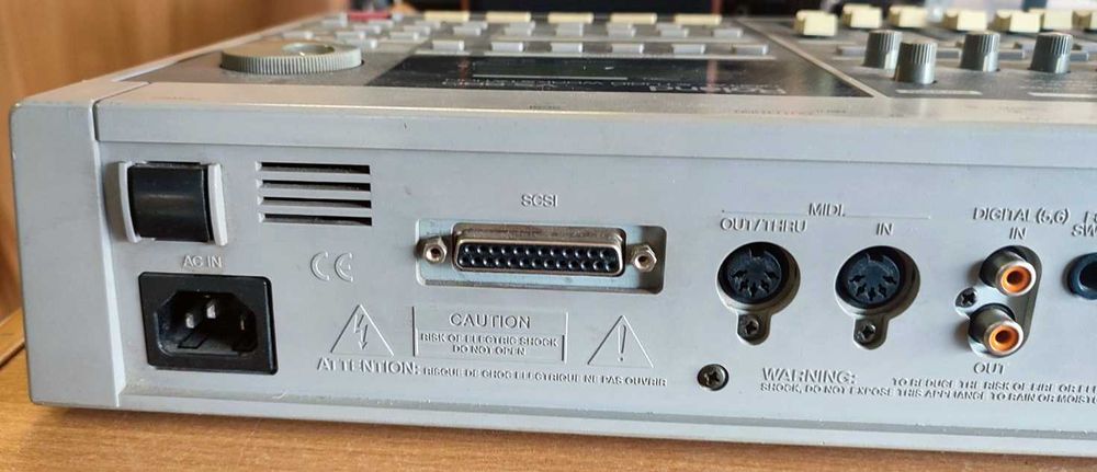 Цифрова студійна робоча станція Roland VS-880