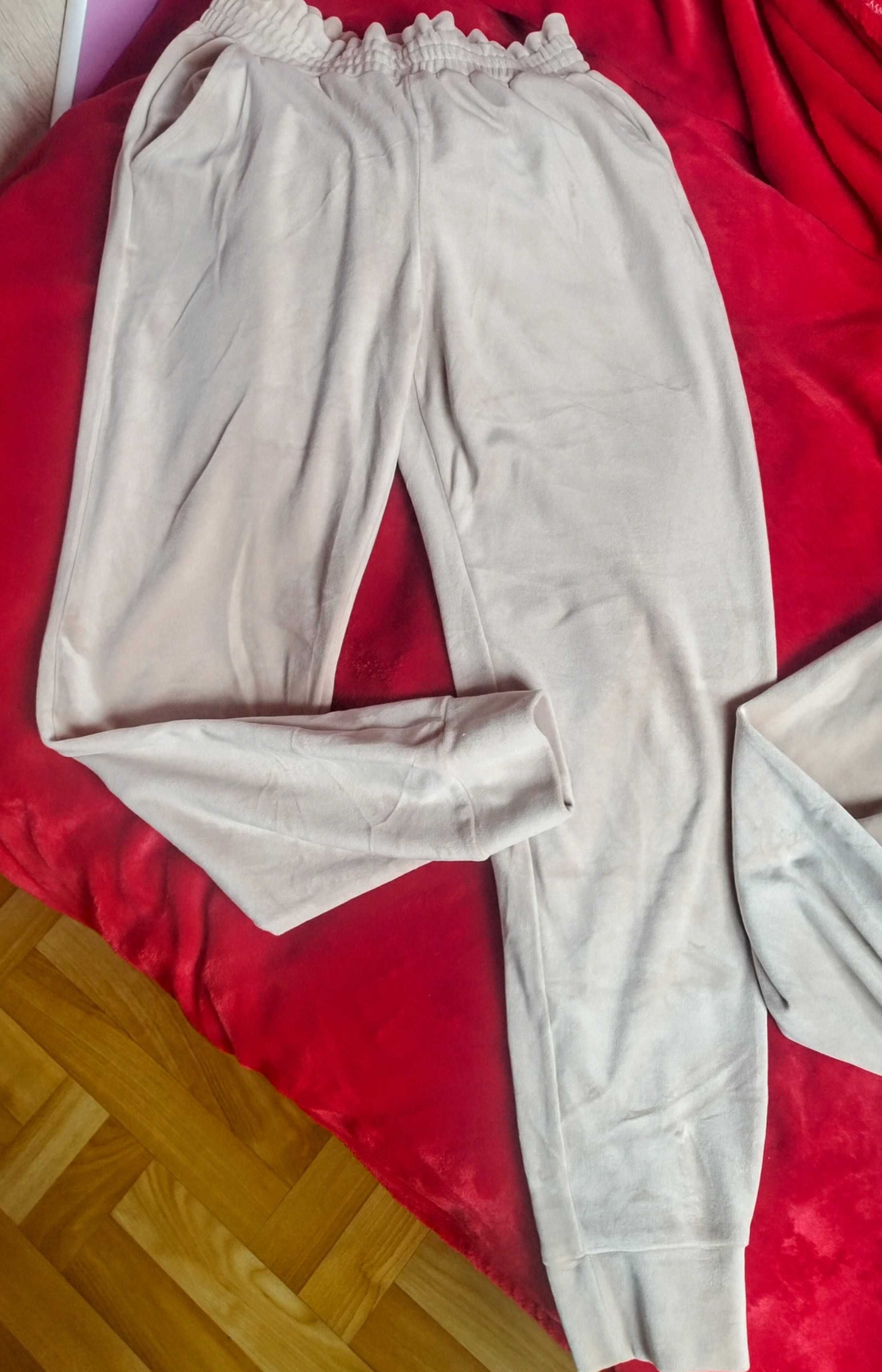 Dres welurowy z kapturem beżowy 146/152