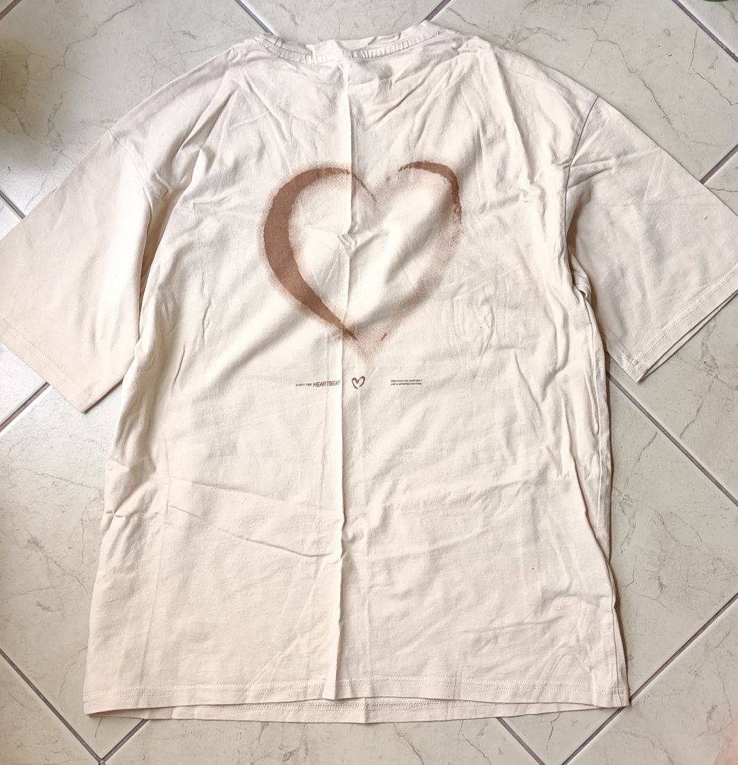 Beżowy t-shirt z nadrukiem serce rozm. S 36