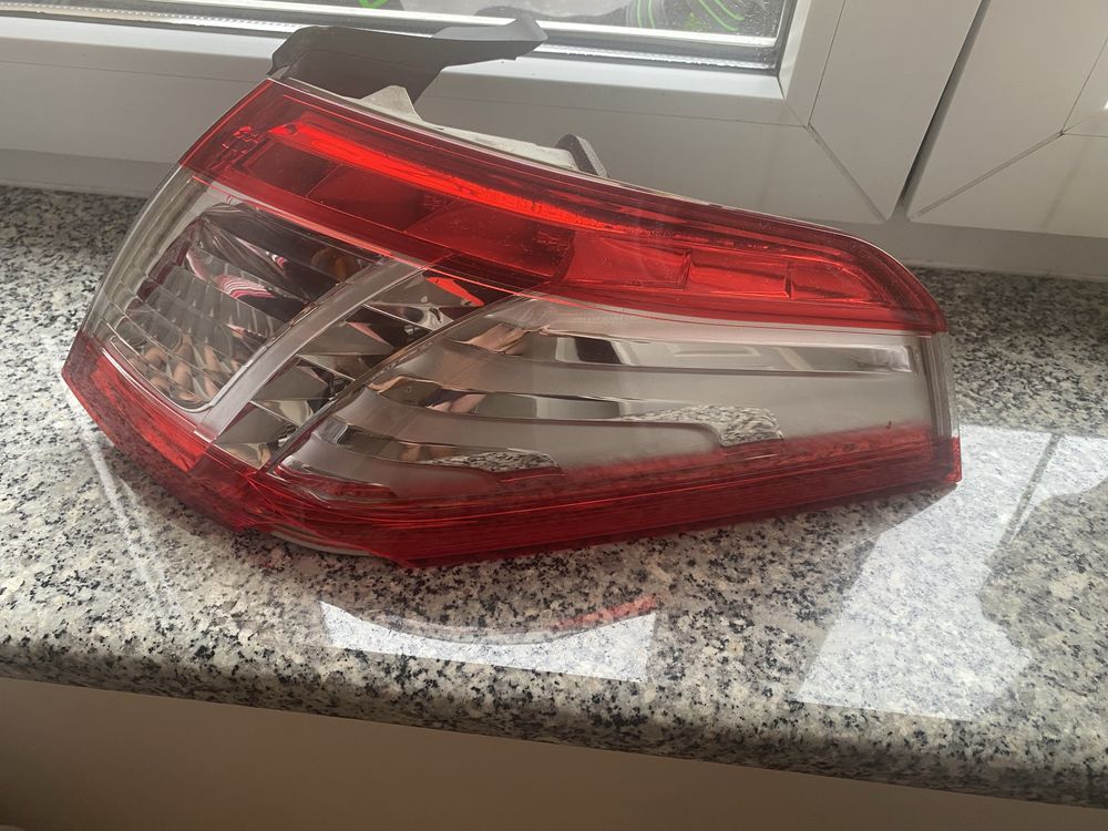 Sprzedam tylną prawą lampę do Peugeot 508 św