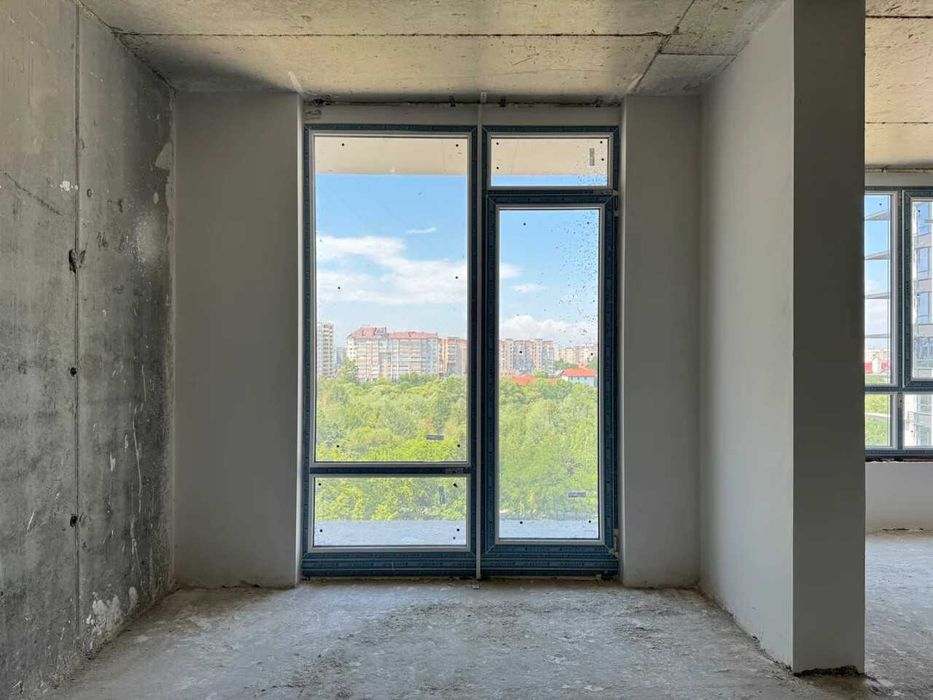 Простора однокімнатна з видом на річку