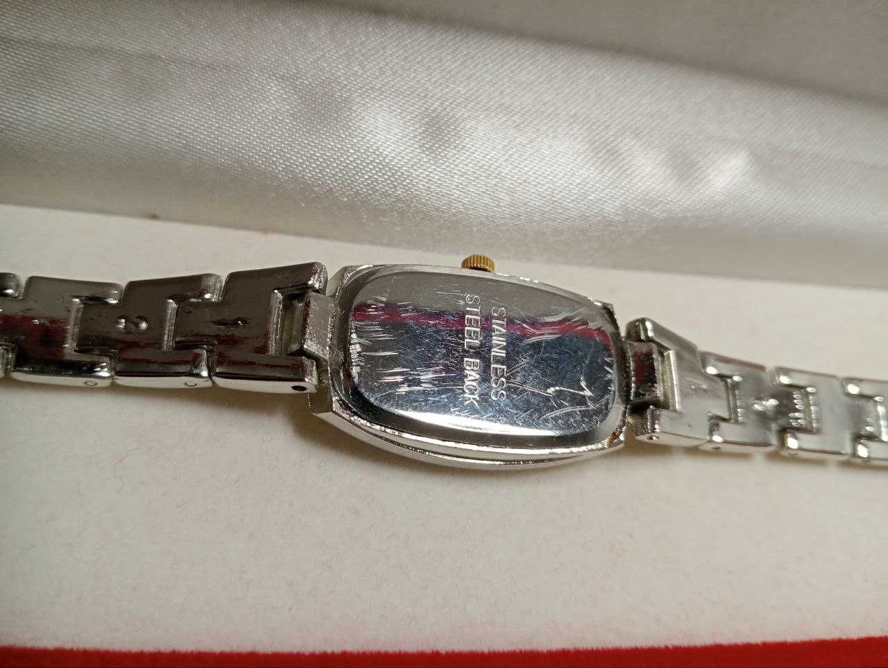 Женские часы Gucci