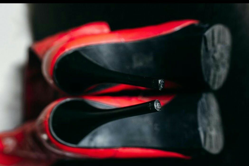 Сапоги красные чоботи кожаные, демисезонные шпилька Guess