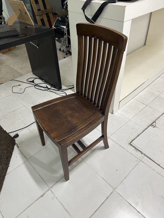 Cadeira de madeira antiga