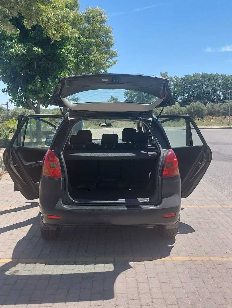 TOYOTA Corolla Verso 2.0 D-4D (2002)