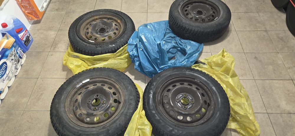 Opony zimowe Pirelli na felgach stalowych 185/70 R14 + kołpaki Hondy