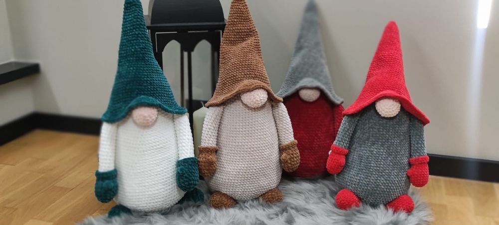 Skrzat-Krasnal ręcznie robiony na szydelku