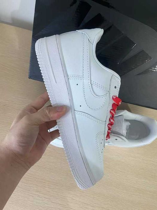 Buty meskie Mokasyny Nike_Air_Force_1_Low_Supreme_White r.37.5