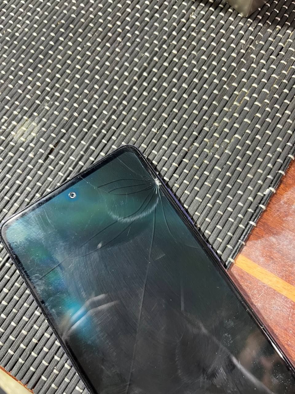 Продам Samsung Galaxy A72 8/256GB стан на фото є не великий скол