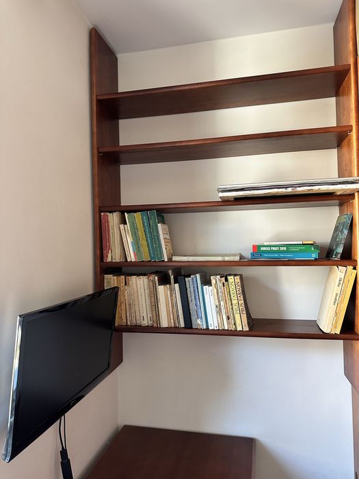 Półka wisząca na książki