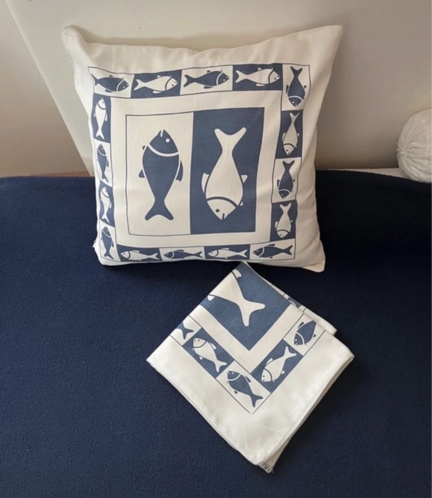 Duas fronhas com peixes azul e branco