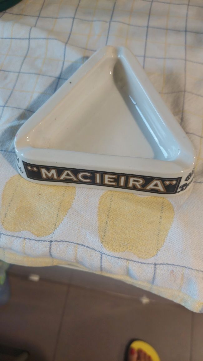 Cinzeiro com inscricao Macieira