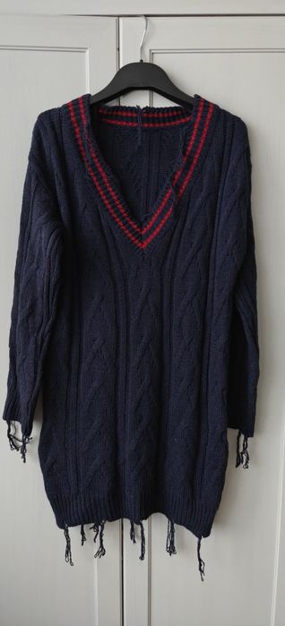 Sweter przedłużany z wełną z dekoltem