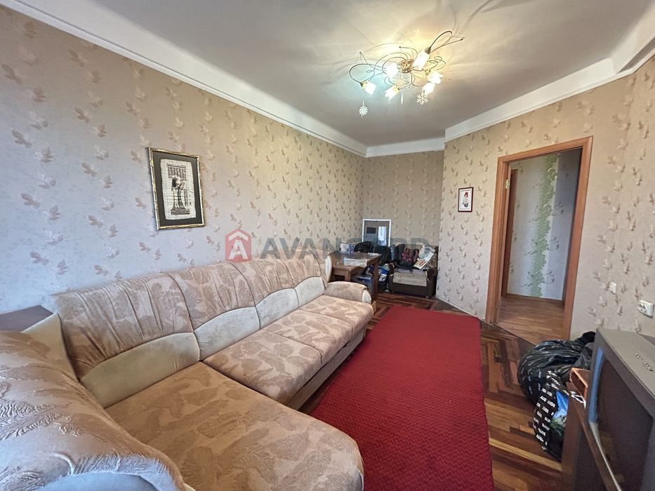 Трикімнатна квартира на Космосі