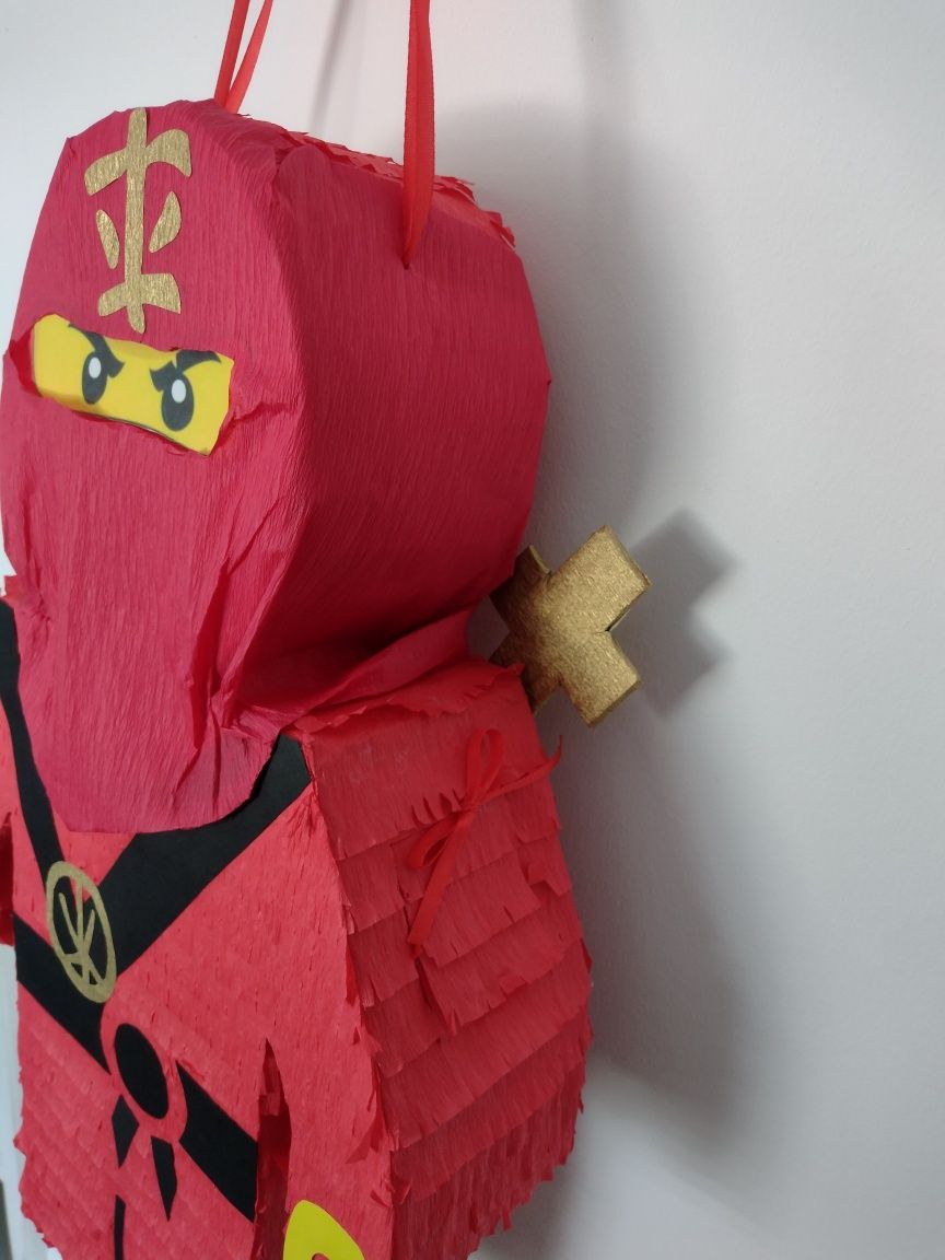 Piniata lego ninjago ludzik Lloyd Kai Jay złoty