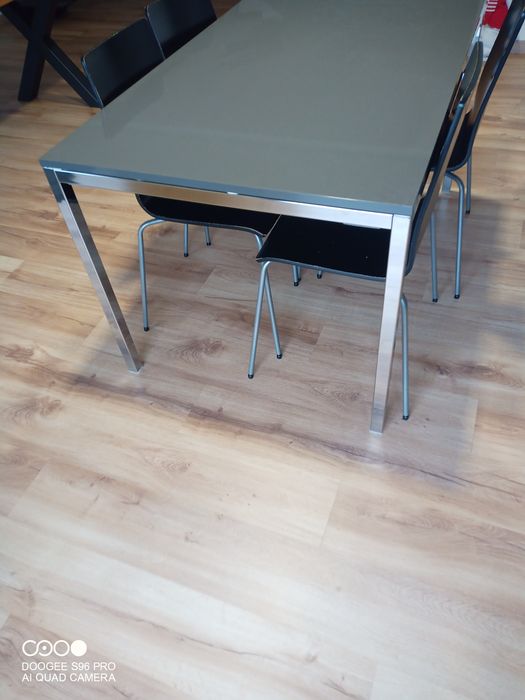 Mesa de jantar  com cadeiras