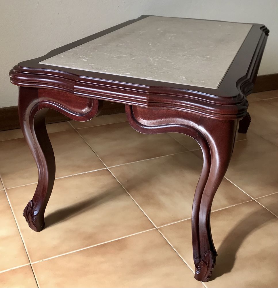 Mesa de centro em madeira com tampo de mármore